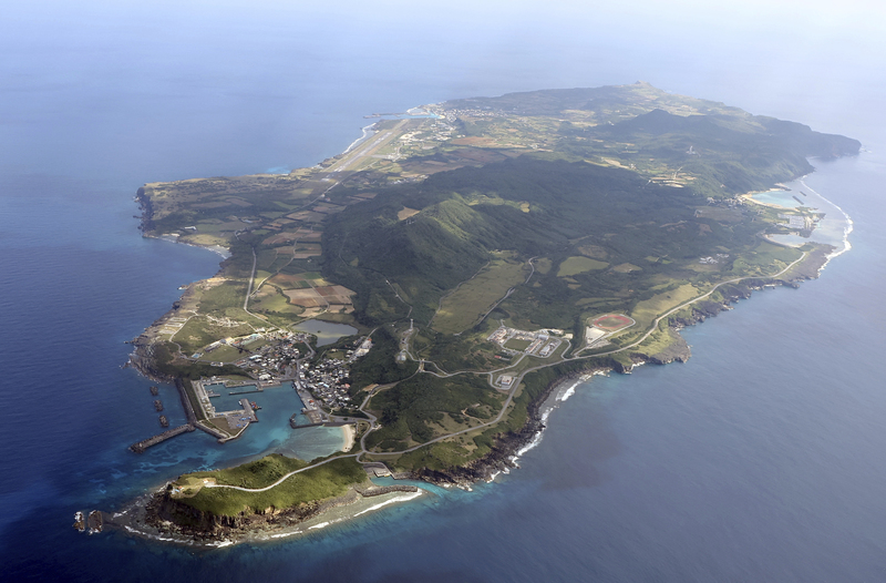1950年代，與那國和台灣走私貿易的頂峰時期，島上曾有超過2萬居民常駐，但如今全島含自衛隊只剩下1,700人。圖為2023年3月6日的與那國島航拍圖。（攝影／The Yomiuri Shimbun via AP Images／達志影像）