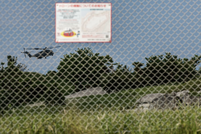 2023年8月22日，一架美國海軍陸戰隊的CH-53E直升機正要降落於沖繩縣宜野灣市的普天間基地。（攝影／楊子磊）