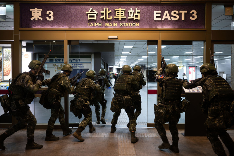 2023年7月26日，在台灣的漢光演習期間，憲兵演練在台北車站與敵軍對峙。（攝影／楊子磊）