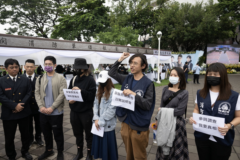 在4名殉職消防員的聯合公祭開始前，消防員家屬與消防員工作權益促進協會的成員在會場外召開記者會。（攝影／楊子磊）