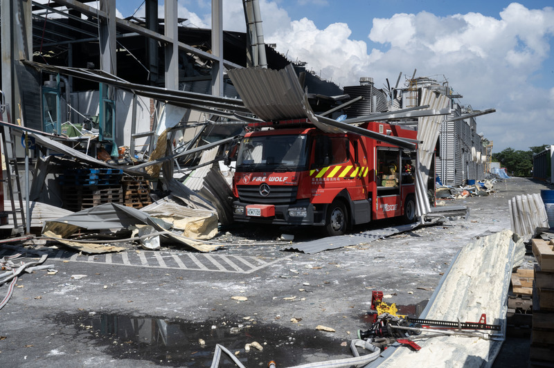 2023年9月24日，前夜因爆炸被建物殘骸壓住的消防車仍停在明揚的工廠旁。（攝影／楊子磊）