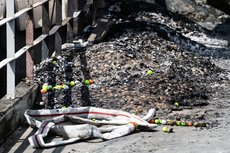 2023年9月24日，明揚的工廠旁可以見到成堆因大火燒融成塊的高爾夫球。（攝影／楊子磊）