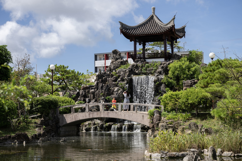 中國政府協助建設的福州園，位於日本沖繩縣那霸市區，原是琉球王國時期福建移民聚集的久米村遺址。在明清海禁時期，福州是琉球特許貿易的重要商港，雙方往來密切，因此直到今日，中國對沖繩仍時常打出「福州歷史」、「福州情」的外交口號。（攝影／楊子磊）