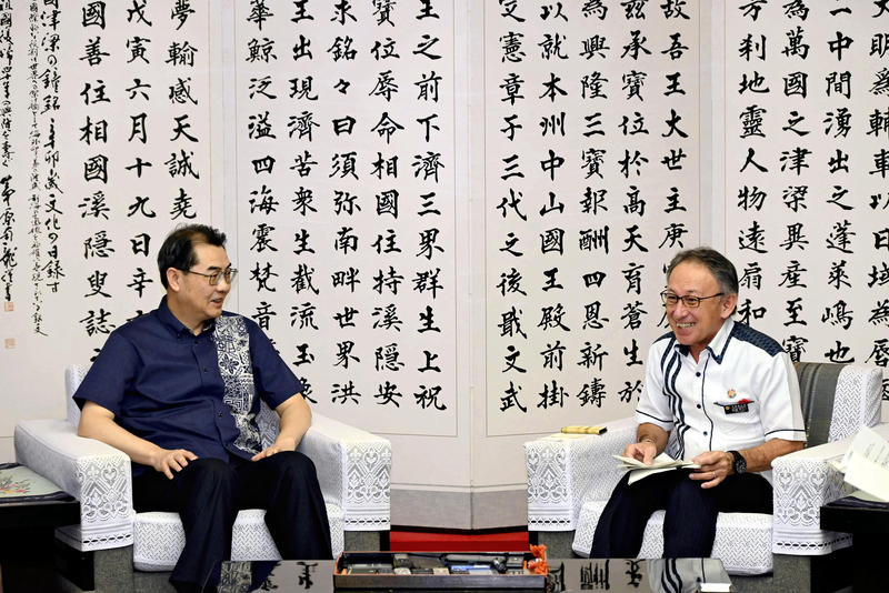 2023年10月6日，中國駐日本大使吳江浩（左）與沖繩縣知事玉城丹尼（右）在沖繩那霸市會晤。在沖繩的理解裡，保持和中國的良好互動，應該有助於緩和日中緊張關係。（攝影／The Yomiuri Shimbun via AFP／Keiichiro Azuma）