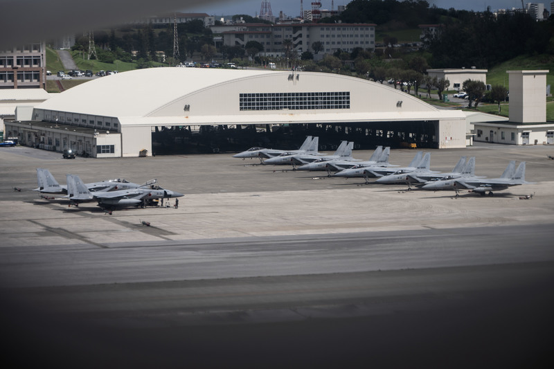 2023年8月24日，停放於那霸基地內的日本空中自衛隊F-15J戰鬥機中隊。那霸基地的F-15J戰機，不僅是自衛隊回應中國空軍騷擾的第一線，也承擔了全日本70%的緊急升空攔截任務。（攝影／楊子磊）