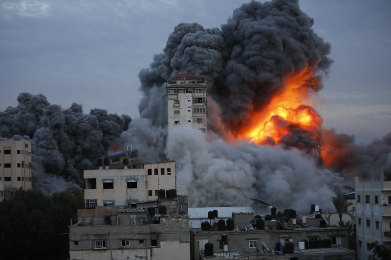 2023年10月7日，以色列空軍反擊，空襲加薩地帶的一家購物中心，市中心瀰漫著爆炸產生的煙霧和火焰。（攝影／Anadolu Agency via Getty Images／Ashraf Amra）

