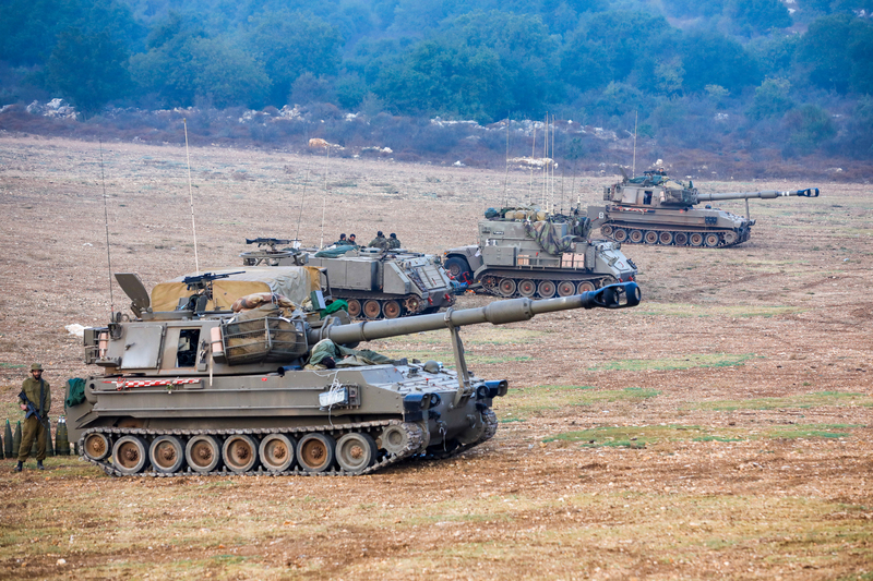 2023年10月8日，以色列陸軍的戰車在國境北部與黎巴嫩接壤的地方駐紮。（攝影／AFP／Jalaa Marey）
