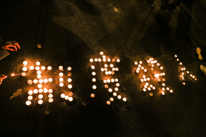 2015年2月10日晚間，消防員工作權益促進協會自內政部遊行至總統官邸，參與者在官邸前以蠟燭排出「制度殺人」的字樣。（攝影／楊子磊）