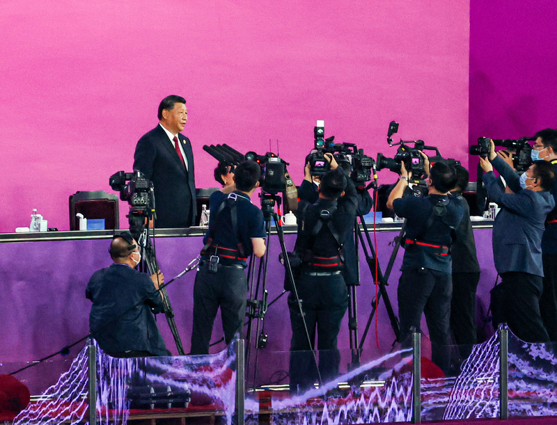 2023年9月23日晚間在杭州奧體中心體育場開幕上，中國國家主席習近平（後左）出席觀禮。 （攝影／中央社／鄭清元）
