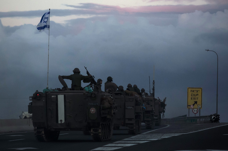 2023年10月15日，以色列裝甲運兵車在以色列阿米亞德（Amiad）靠近黎巴嫩邊境編隊行駛前進。在哈瑪斯大規模攻擊後，以色列封鎖加薩並發動持續報復性空襲，造成至少1,400人死亡，逾40萬人流離失所。（攝影／Amir Levy／Getty Images）