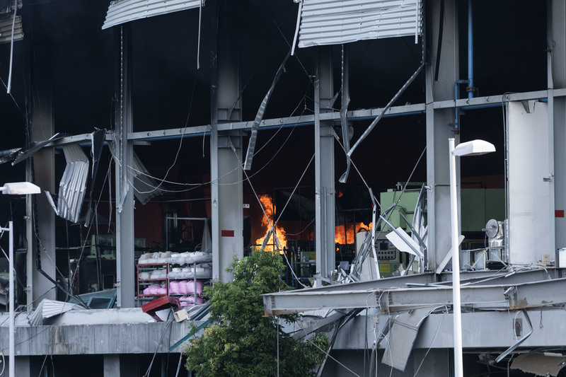 2023年9月23日上午，明揚廠房二樓可見到仍未撲滅的明火。（攝影／楊子磊）