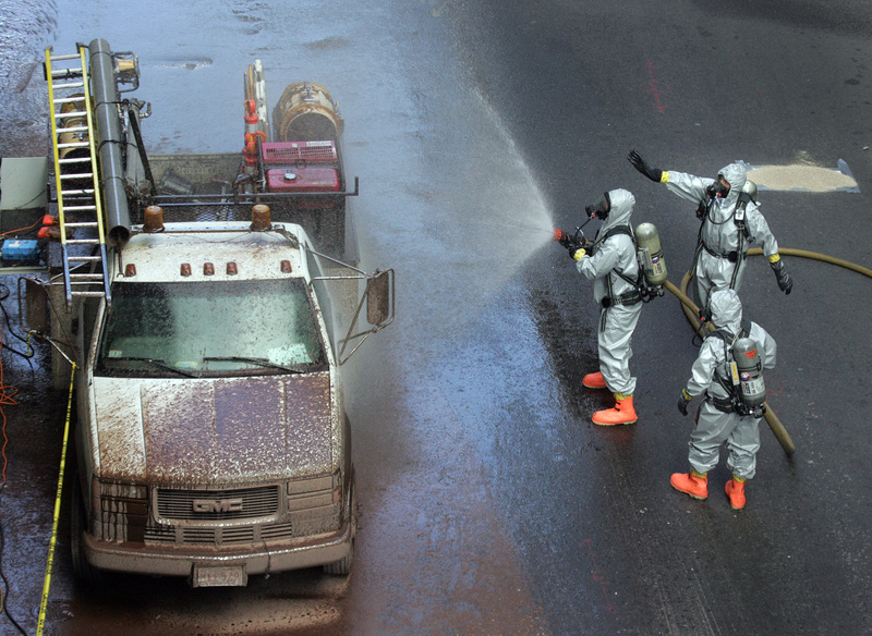 2007年9月12日，波士頓市區發生一起蒸氣管線破裂事故，現場疑似有石綿物質溢出，波士頓危害物質事故應變隊的成員在現場清洗受汙染區域。（攝影／Boston Herald via Getty Images／Nancy Lane）