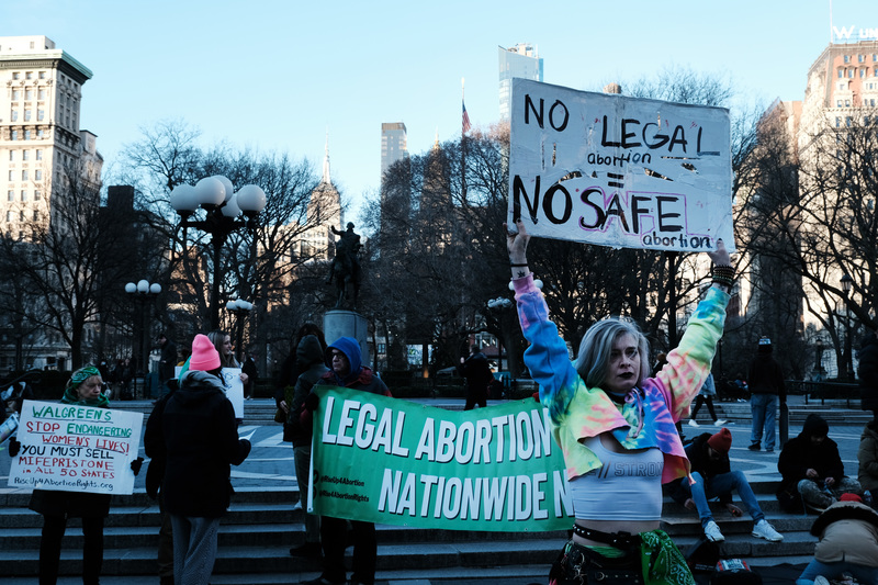2023年3月8日，一群支持女性合法墮胎的民眾在紐約市曼哈頓聯合廣場集會。（攝影／Getty Images／Spencer Platt）