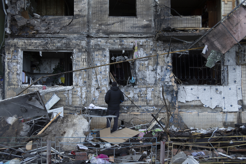2022年3月14日，基輔奧波隆區一棟遭俄軍空襲摧毀的住宅大樓。（攝影／NurPhoto via Getty Images／Andrea Filigheddu）