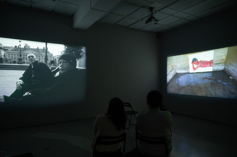 「蔡明亮的日子」B1展場，白牆上輪播投映著多組影像，與影片《日子》緊密相連。（攝影／林彥廷）
