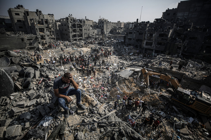 11月1日，以色列軍隊在過去24小時內對賈巴利亞難民營進行第二次轟炸後，一名男子坐在廢墟上。（攝影／Ali Jadallah / ANADOLU／Anadolu via AFP)