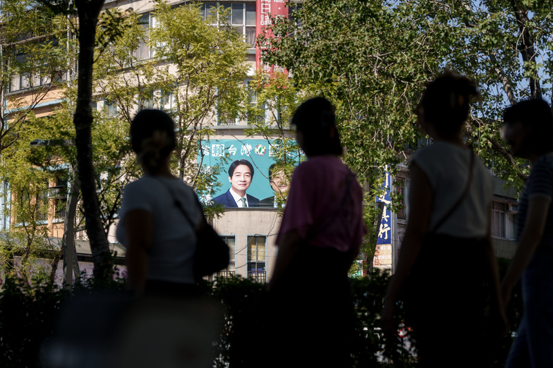 台灣選舉需要大量民間資金，資金流向不透明就容易產生弊端，但要立法者修法限制自身權利，實際推行有一定難度。圖為台北市街頭的競選廣告看板。（攝影／黃世澤）
