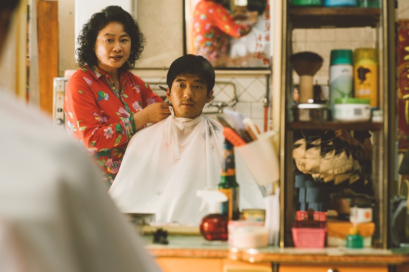 在《本日公休》中飾演理髮師的陸小芬（左）親自幫飾演前女婿的傅孟柏剪髮。（劇照提供／伯樂影業）