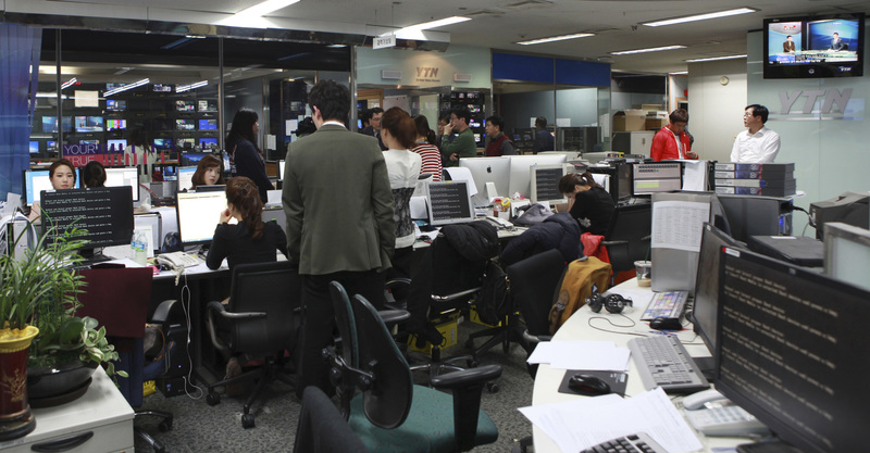 2013年3月20日，韓國多間電視媒體與銀行同時遭受駭客攻擊，圖為當天位於首爾的YTN新聞室，多台電腦主機同時遭到癱瘓。（攝影／AP Photo／Yonhap／達志影像）