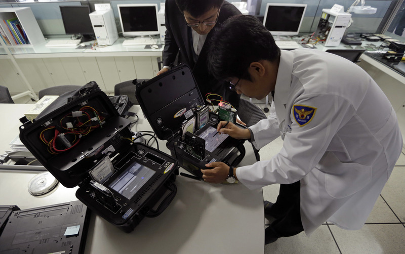 韓國廣播公司（KBS）在2013年3月20日大規模的駭客攻擊後，由韓國警察廳網路恐怖襲擊應對中心的採證實驗室內檢測被攻擊關閉的電腦硬碟。（攝影／AP Photo／Lee Jin-man／達志影像）