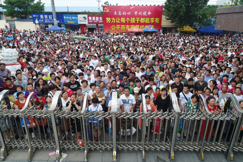 2018年6月8日，在中國河北一處考場外等待孩子走出高考考場的家長們。（攝影／Getty Images／Visual China Group）