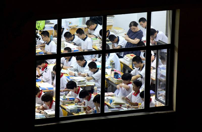 2023年5月，中國高考進入倒數，河北省邯鄲市一所高中，高三師生夜晚留在教室內準備考試。（攝影／AFP）