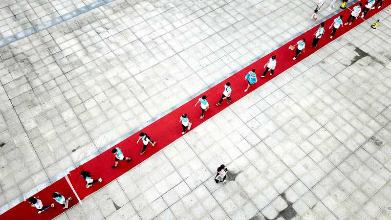 2020年7月7日，在中國貴州一處考場，考生結束高考考試步出考場。（攝影／VCG via Getty Images／Wang Bingzhen）