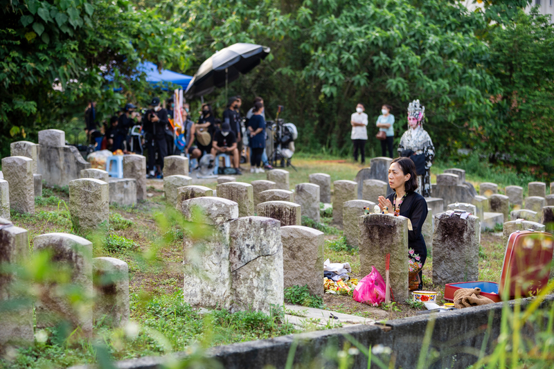 萬芳在《五月雪》中飾演前往墓地祭拜父兄的娘惹女子阿英，在吉隆坡五一三亂葬崗實景拍攝，與大馬演員蔡寶珠（右後）有感人對戲。
（照片提供／海鵬影業）