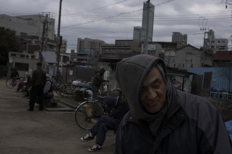 高仲明／在城市中背著光──大阪西成區無家者