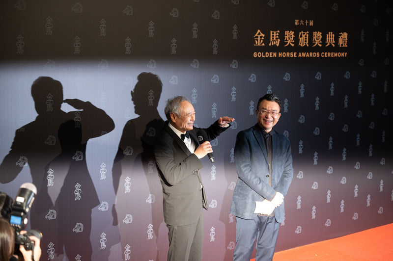 金馬60評審團主席李安（左）、金馬獎執委會執行長聞天祥（右）在典禮後感謝媒體多年來對金馬獎的關心和支持。（攝影／林彥廷）