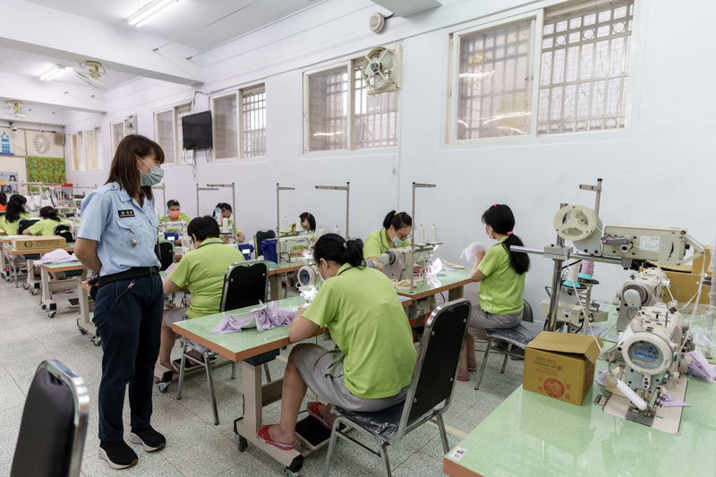 桃女監開辦「內著車縫師班」，希望受刑人培養符合產業需求的專業技能，亦有可能發展成自營作業。（攝影／黃世澤）