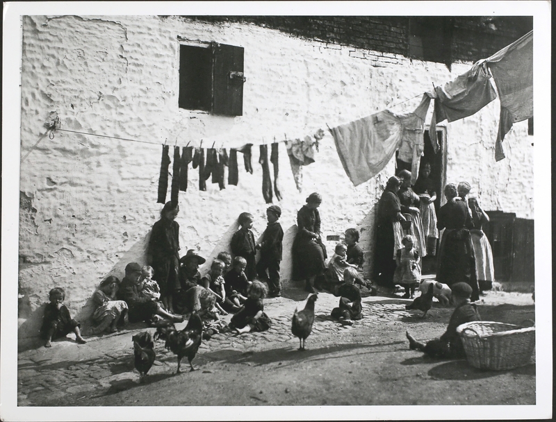 1889年，英國倫敦的貧民區，孩子、婦女與雞一同在院子中。（攝影／General Photographic Agency／Hulton Archive／Getty Images）
