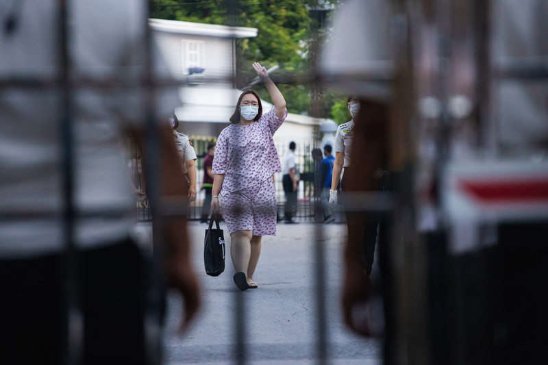 2021年5月6日，帕努莎雅．蓉．西提集拉瓦達那恭（Panusaya "Rung" Sithijirawattanakul）在走出曼谷的中央女子懲教所時行三指禮──那是泰國抗爭者反威權的手勢。（攝影／SOPA Images／LightRocket via Getty Images／Varuth Pongsapipatt）