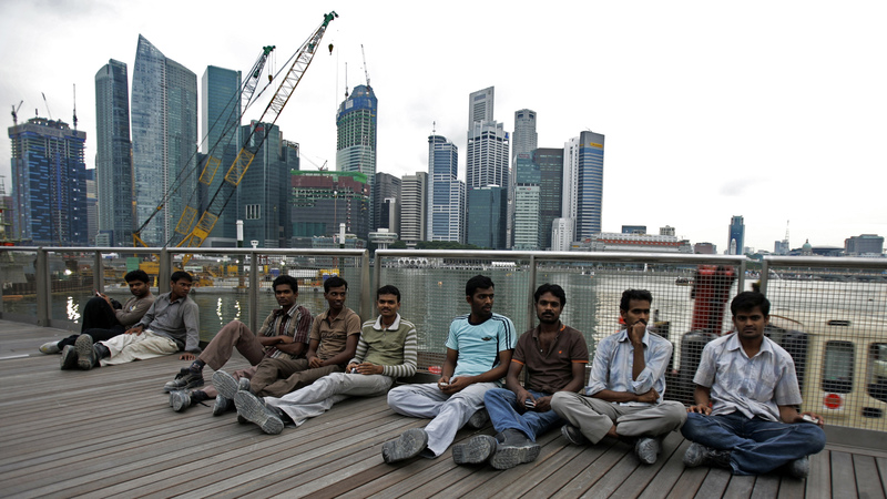 印度現為全球最大移工輸出國。圖為休假日在新加坡濱海灣金沙觀景平台上休憩的印度移工。（攝影／REUTERS／Tim Chong／達志影像）