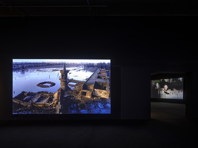 為了呈現電影的藝術價值，古德蒙以較大的螢幕，播放他所選擇的電影片段。圖為Eye在2023年展出的「韋納．荷索」展覽。© Studio Hans Wilschut
