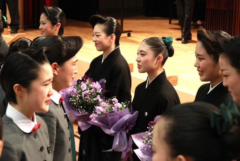 2016年3月1日，寶塚音樂學校的畢業式會場，學生（左側）向身著和服、即將成為寶塚女郎的前輩獻花致敬。（攝影／The Yomiuri Shimbun via AFP／Makoto Kondo）
