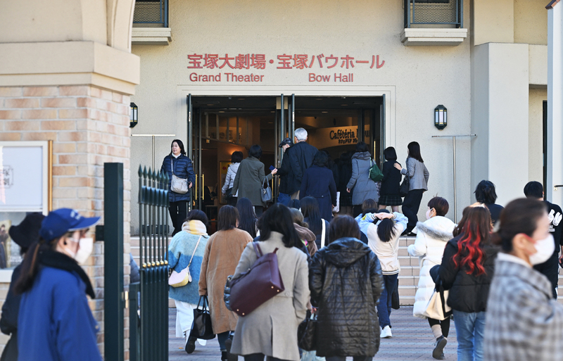 2023年12月，兵庫縣寶塚市寶塚大劇場外的表演者和工作人員正在集合。（攝影／The Yomiuri Shimbun via AFP／Naoki Ueda）
