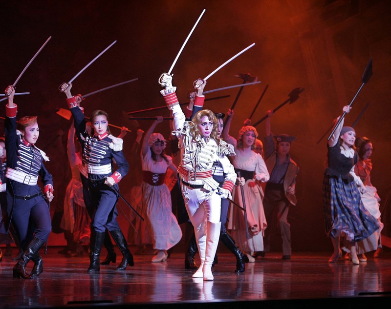 寶塚歌劇團經典劇作是《凡爾賽玫瑰》，多年來一再重演。圖為2006年2月17日，由寶塚星組男役安蘭Kei飾演主角的經典劇作《凡爾賽玫瑰》。（攝影／AFP／Toshifumi Kitamura）