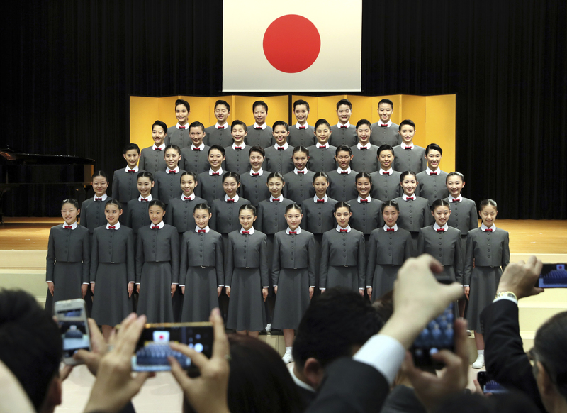 2019年4月18日，經過嚴格考驗獲選進入寶塚音樂學校的40名新生於註冊式之後，在媒體前公開亮相。（攝影／The Yomiuri Shimbun via AP Images／Naoki Maeda／達志影像）