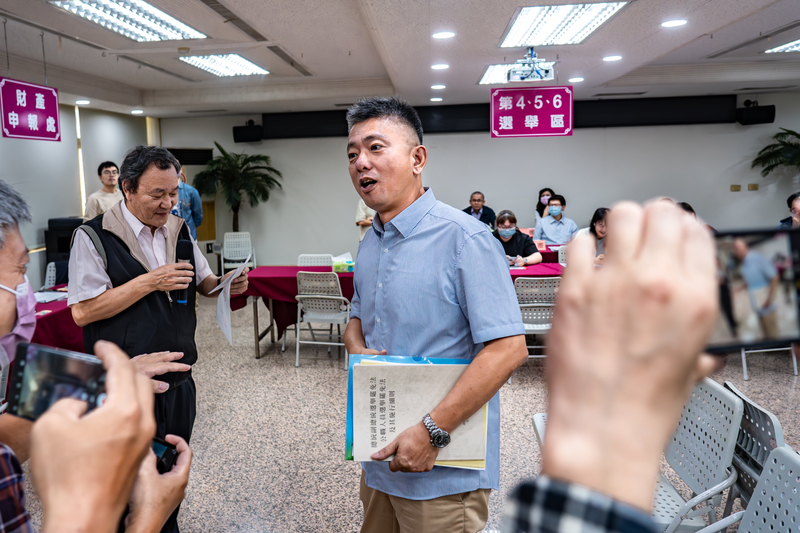 高雄市選委會現場宣布朱磊完成參選登記後，朱磊接受媒體訪問，說明他為了替在台灣香港人爭取權益而獨立參選立委。（攝影／陳曉威）