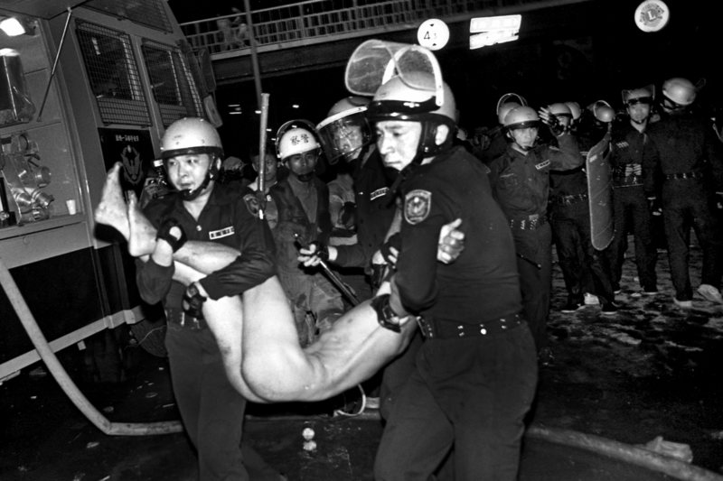 【1988.05.20  五二〇農民運動】解嚴後至今，「五二〇農民請願事件」是歷年來爆發最大的衝突、鎮壓以及逮捕抗議人士的流血事件。（攝影／謝三泰）