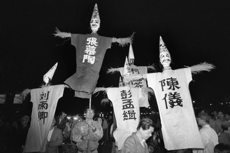 【1989.02.28  二二八遊行】此次二二八遊行，在民眾高舉人名布偶，控訴著當時鎮壓百姓的劊子手，並要求說明二二八事件的真相，以及公開向台灣人民道歉。（攝影／謝三泰）