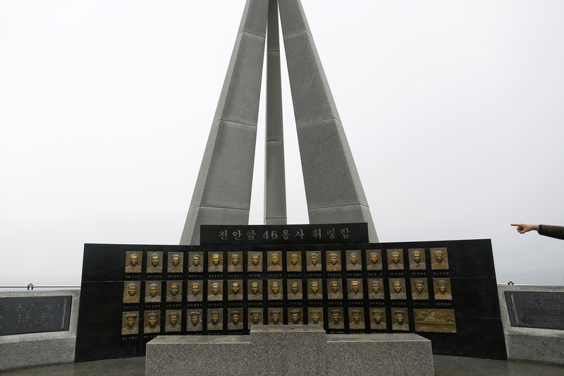 白翎島上的天安艦紀念碑。韓國海軍護衛艦「天安號」於2010年3月26日在與朝鮮有領土爭議的白翎島西南方發生爆炸沉沒，造成46名海軍官兵死亡。而58名倖存官兵，多年來努力和PTSD與部分輿論對其汙名化對抗。（攝影／REUTERS／Damir Sagolj／達志影像）