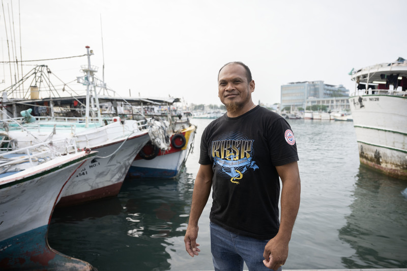 來台工作16年的諾菲安・庫巴朗（Nofian Kubalang），他衣服上的一段印尼文意思是：「海上的人都是兄弟」。（攝影／楊子磊）