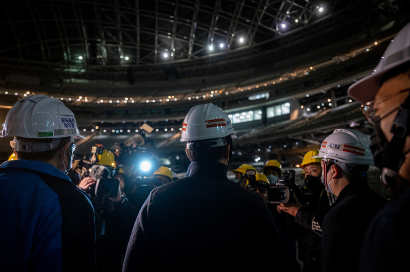 面對大巨蛋爭議，柯文哲認為，這是國民黨造成的，國民黨擺爛、他來善後、民進黨阻撓。圖為2023年1月16日，現任台北市長蔣萬安至大巨蛋視察工程進度。12月2日，大巨蛋正式啟用。（攝影／林彥廷）