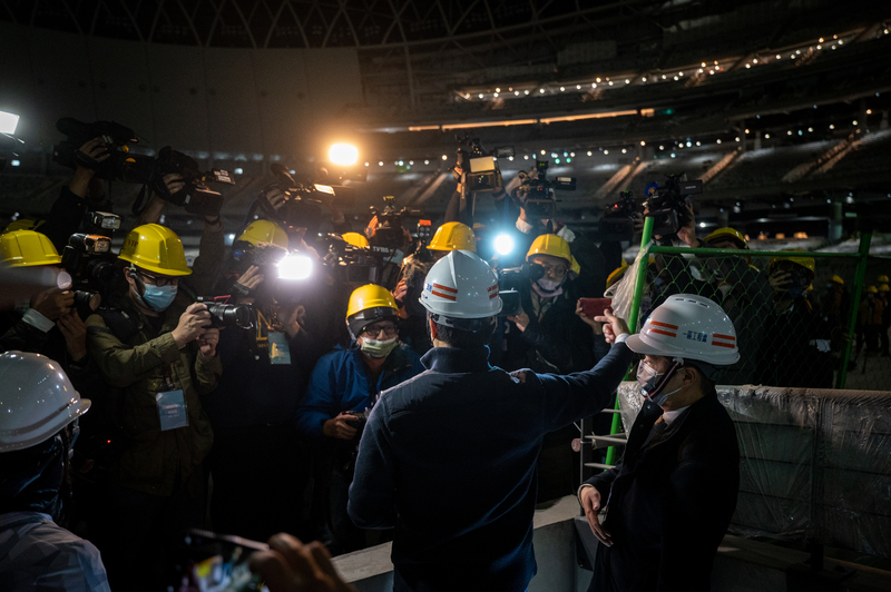 台北大巨蛋工程爭議不斷。2023年1月16日，新任台北市長蔣萬安與市府團隊至大巨蛋視察工程進度。（攝影／林彥廷）
