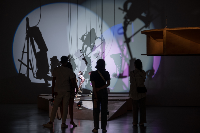 高重黎個展《生活決定意識》，在俄烏戰爭期間於台北市立美術館上演，當中《御賜義肢》在作品前方的光源照射下，於後方牆面投射出巨大的影子，營造了一座光影劇場。（攝影／余志偉）