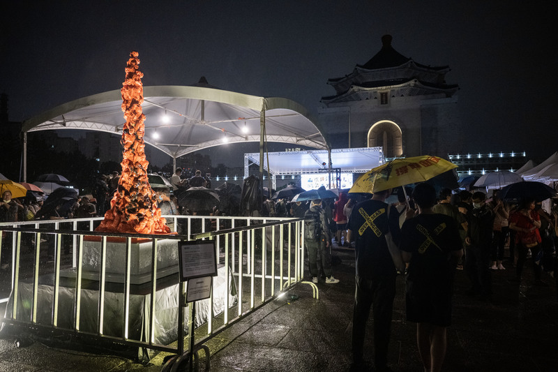 2023年6月4日晚間，華人民主書院、台灣人權促進會、民間司法改革基金會等民間團體於自由廣場舉辦第34屆六四紀念晚會。（攝影／楊子磊）