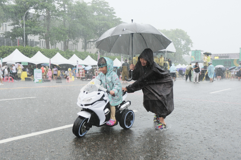 「行人零死亡推動聯盟」2023年8月20日在凱達格蘭大道發起還路於民大遊行，希望喚醒政府重視人本交通。當天現場下起大雨，仍不減民眾參與熱情。（攝影／陳宇弘）