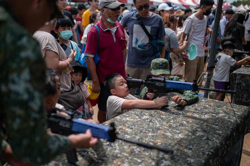 2023年9月23日，國軍新竹湖口營區基地開放，舉辦全民國防知性之旅活動。圖為在各式國防特色攤位中體驗模擬步槍打靶的孩童。（攝影／林彥廷）